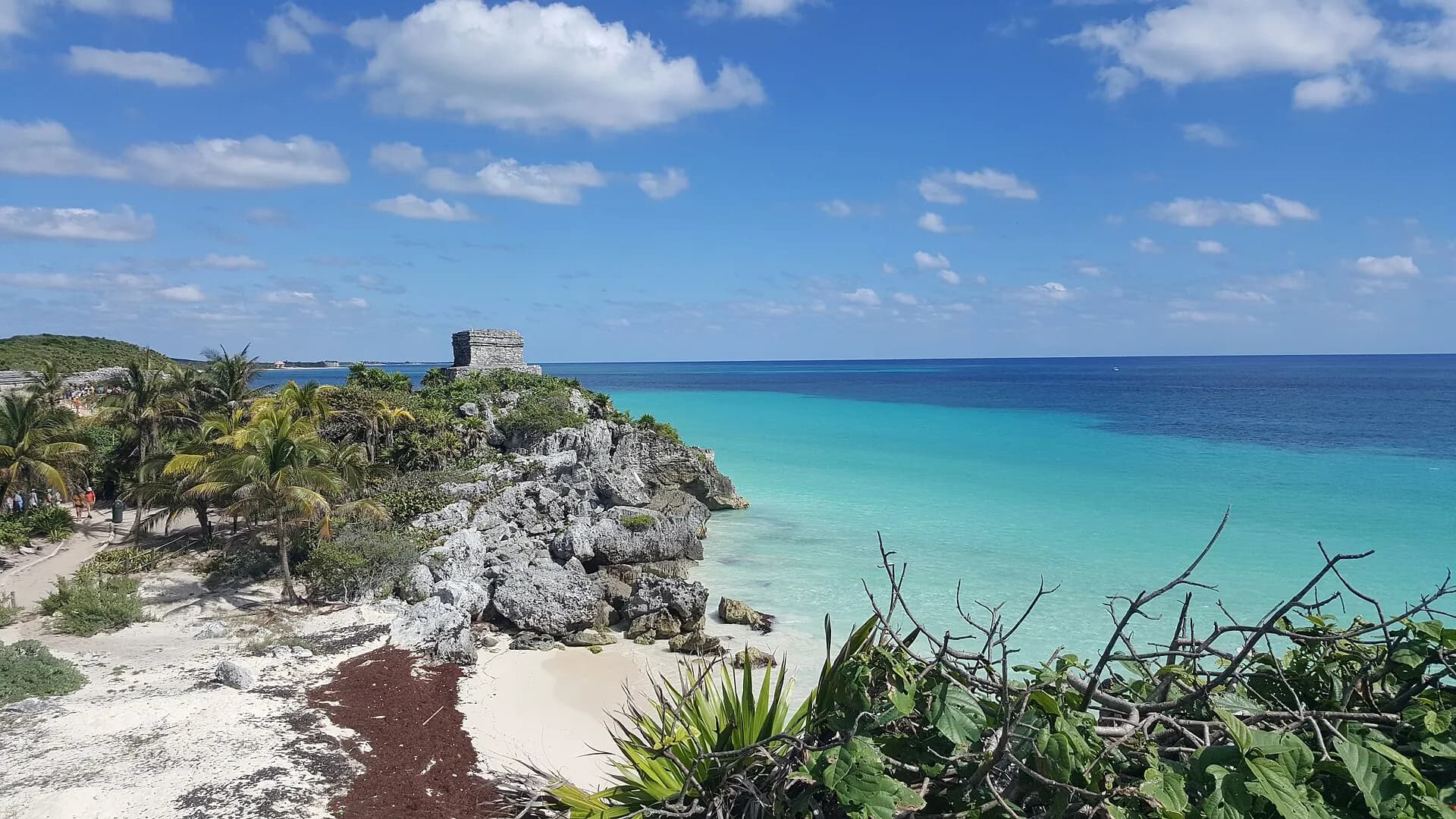 Playa turquesa de Tulum con el Castillo maya sobre el acantilado